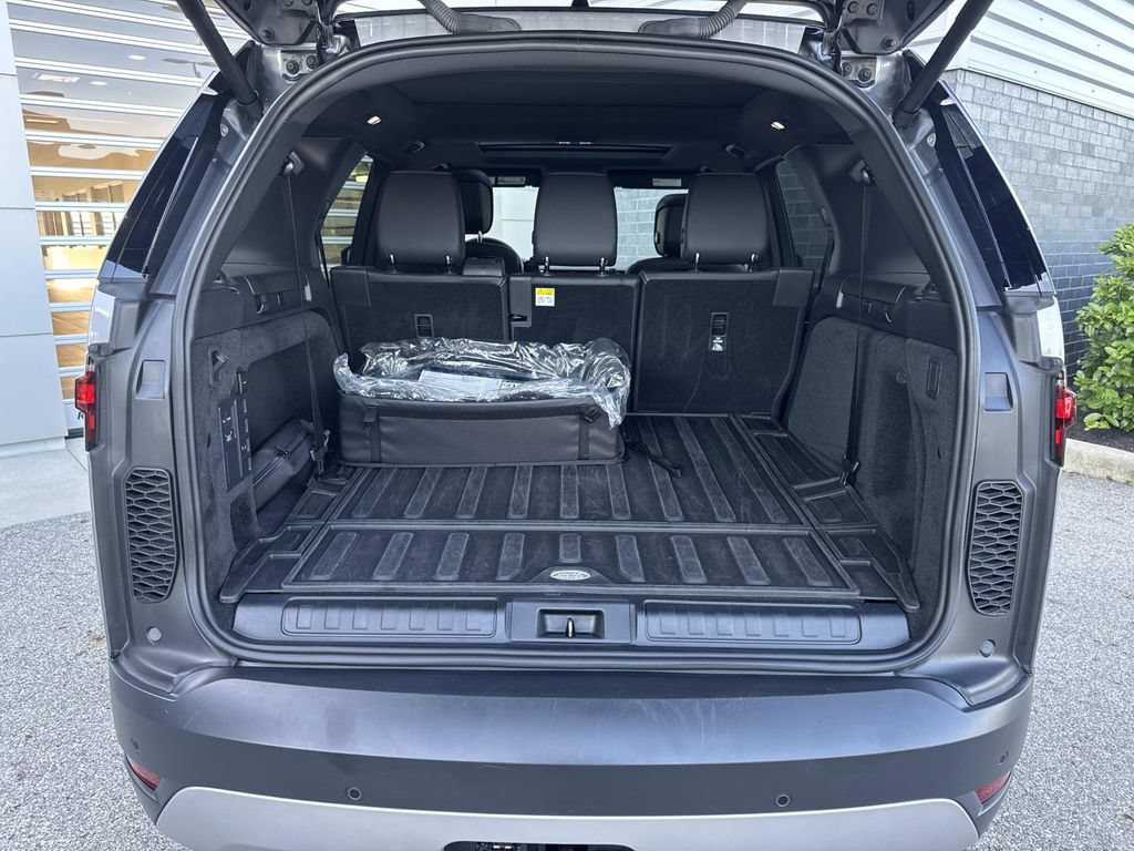 Certified 2025 Land Rover Discovery S AWD/4WD image 6