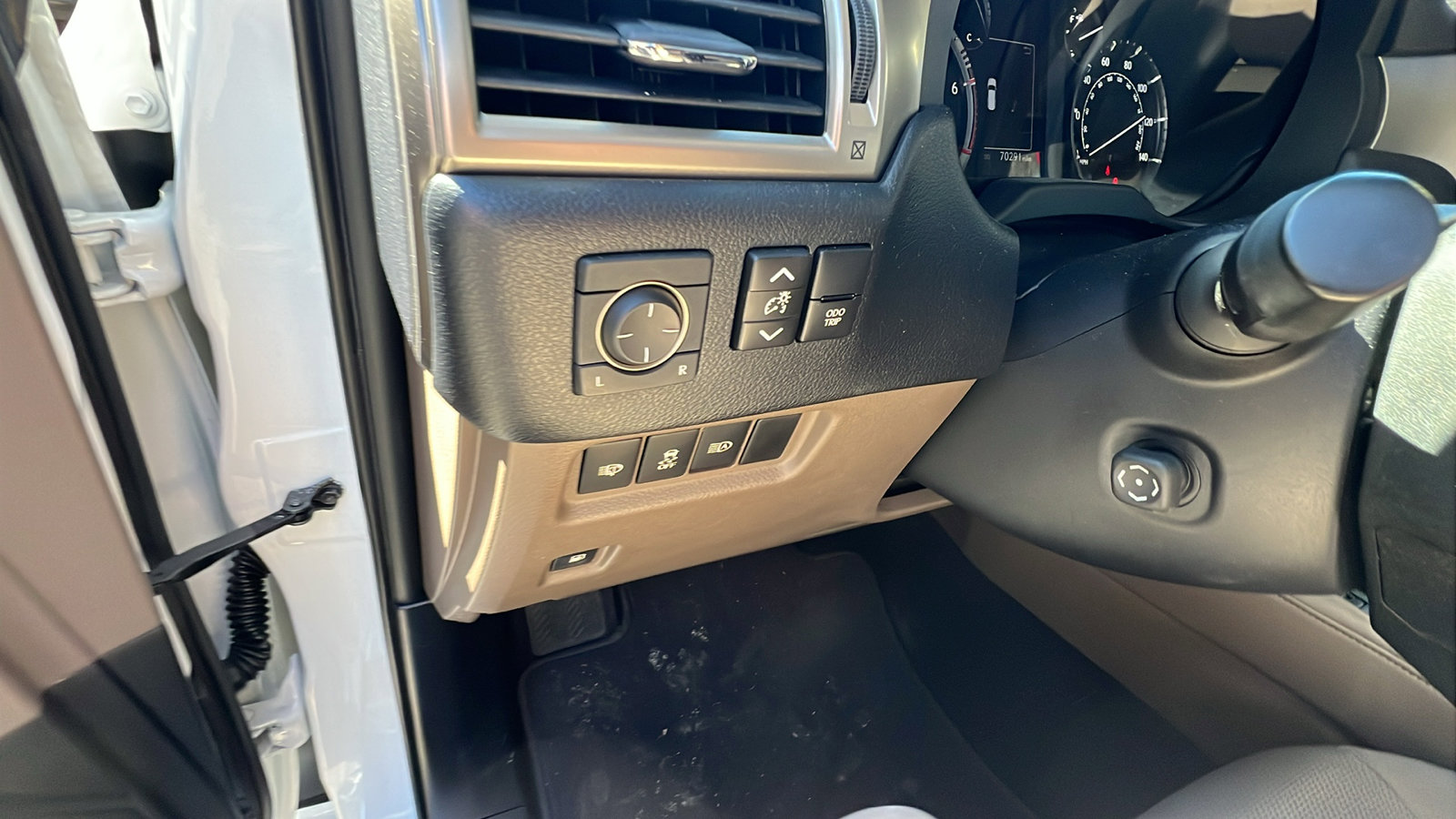 Used 2020 Lexus GX 460 Premium w/ Premium Package image 29