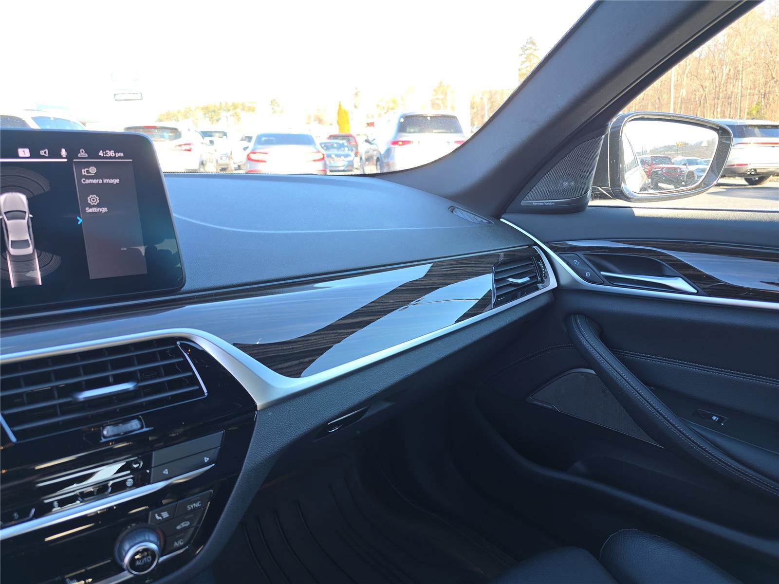 Used 2023 BMW 530e xDrive w/ Premium Package image 24