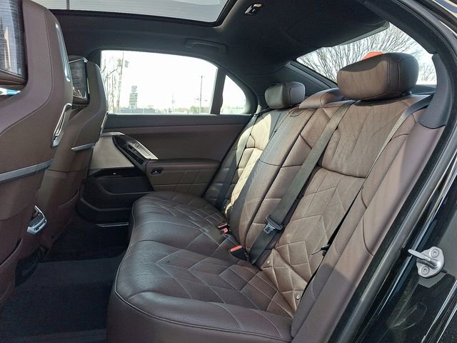 Used 2023 BMW 760i xDrive w/ Executive Package image 10