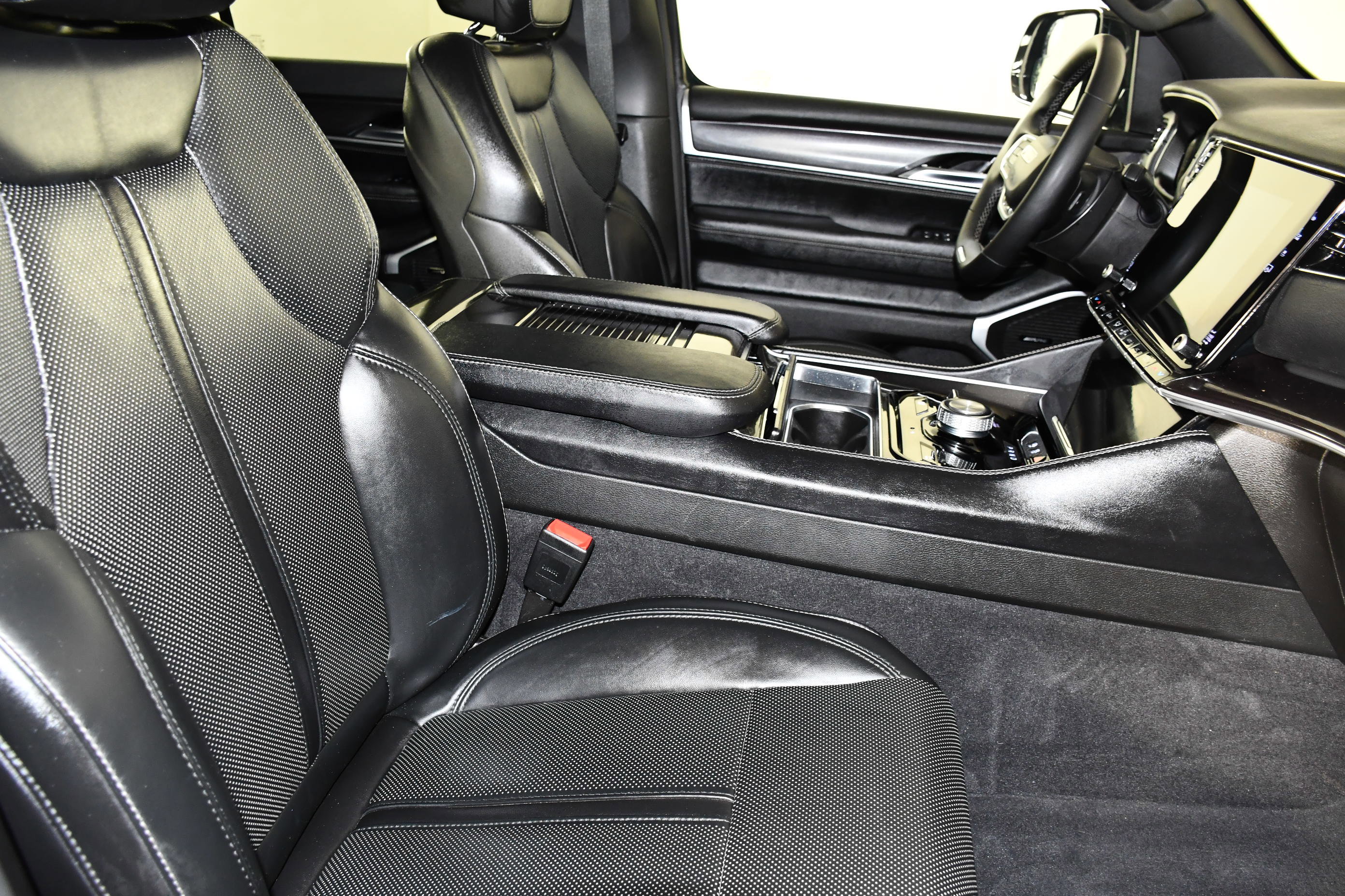 Used 2024 Jeep Wagoneer 4WD w/ HD Trailer Tow Package image 45