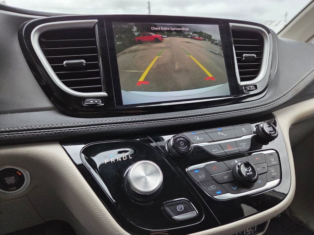 Used 2024 Chrysler Pacifica Select image 32