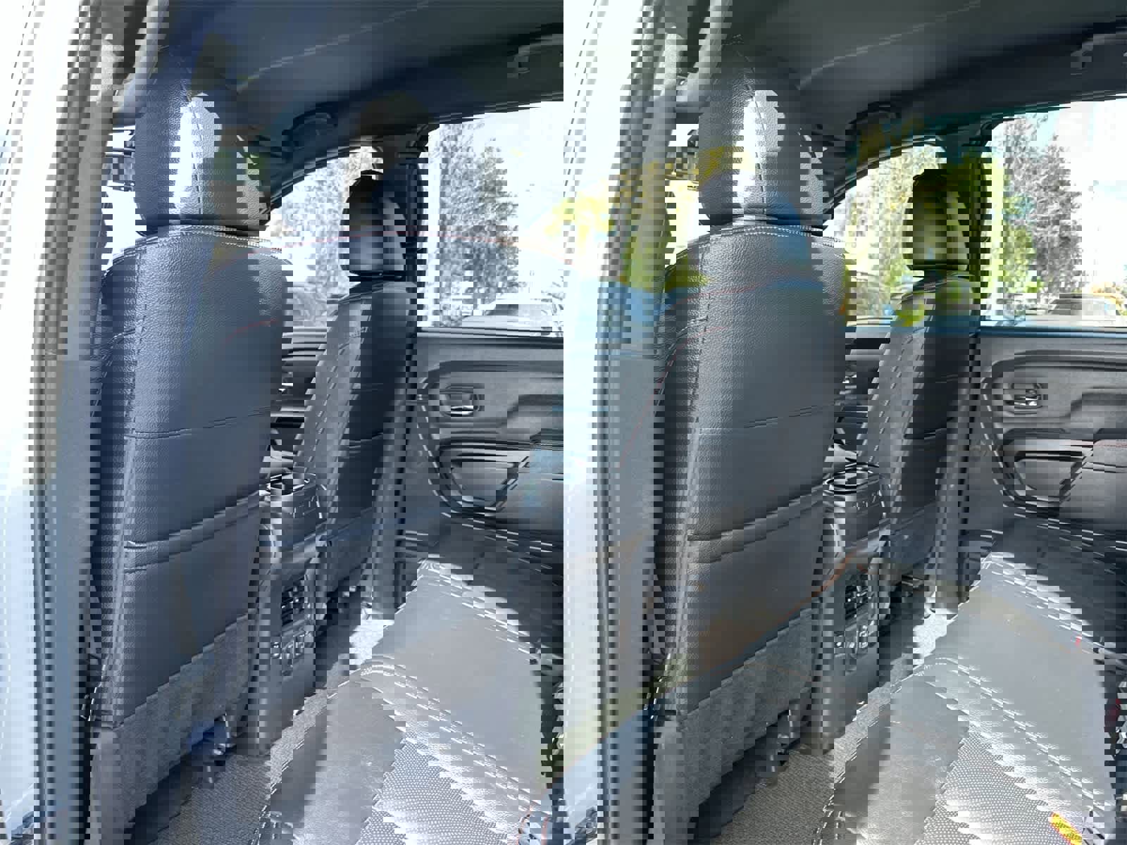 Used 2021 Nissan Titan PRO-4X w/ Pro-4x Convenience Package image 13