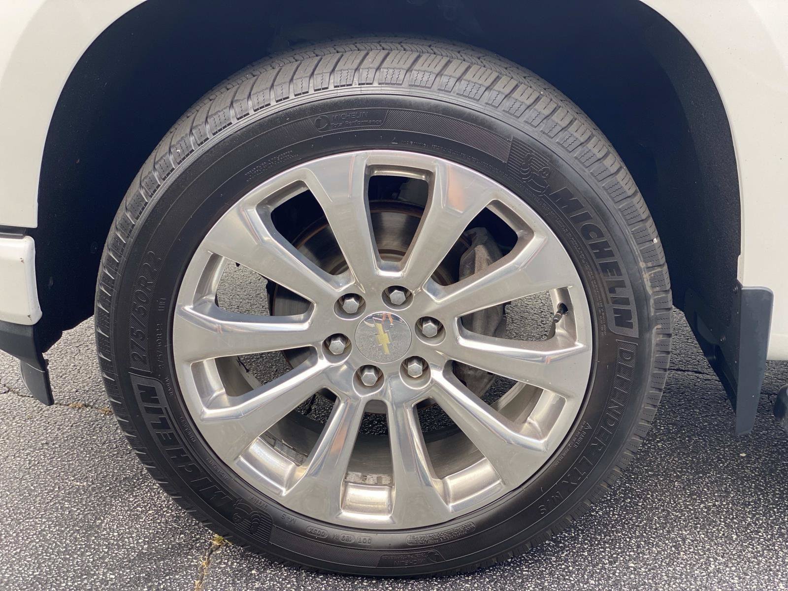 Used 2019 Chevrolet Silverado 1500 High Country w/ Technology Package AWD/4WD image 13