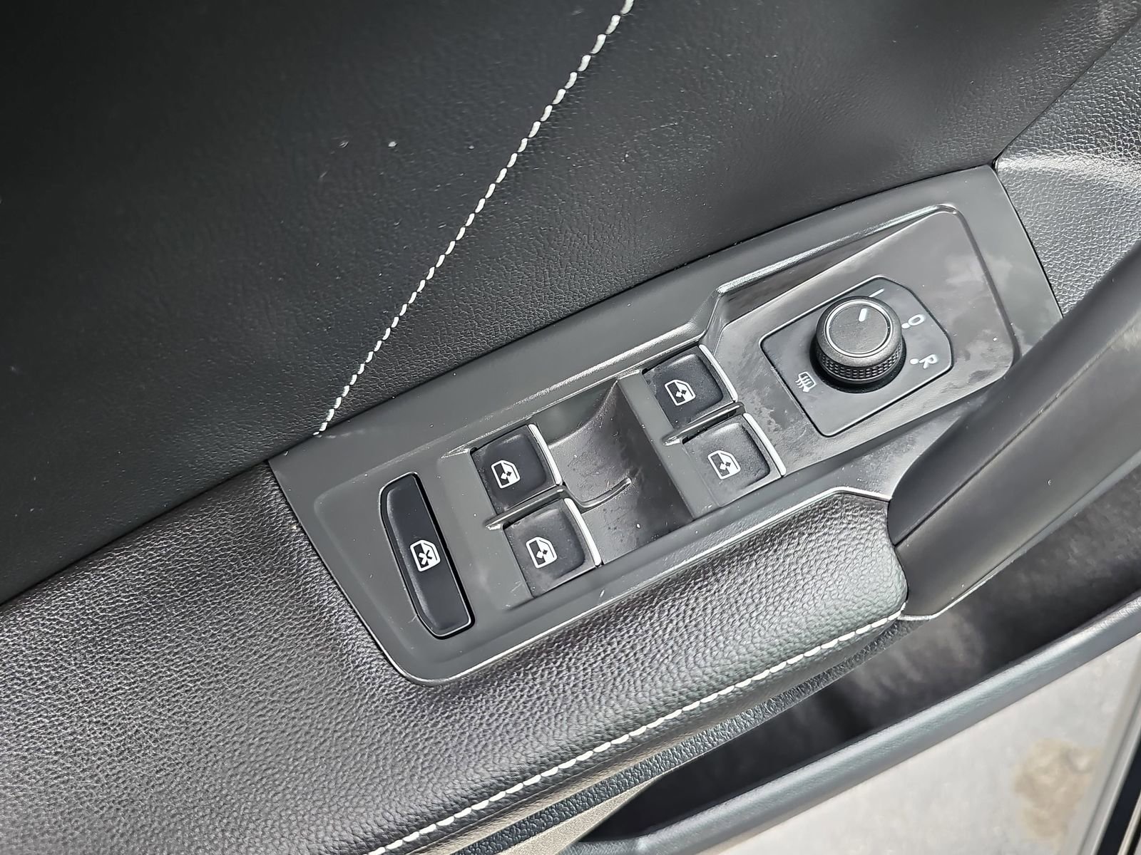 Used 2023 Volkswagen Tiguan SE FWD image 28