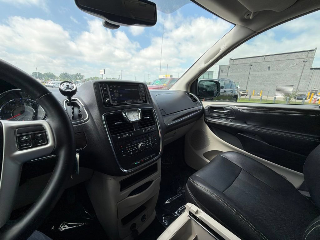 Used 2016 Chrysler Town & Country Touring-L w/ Driver Convenience Group FWD image 13
