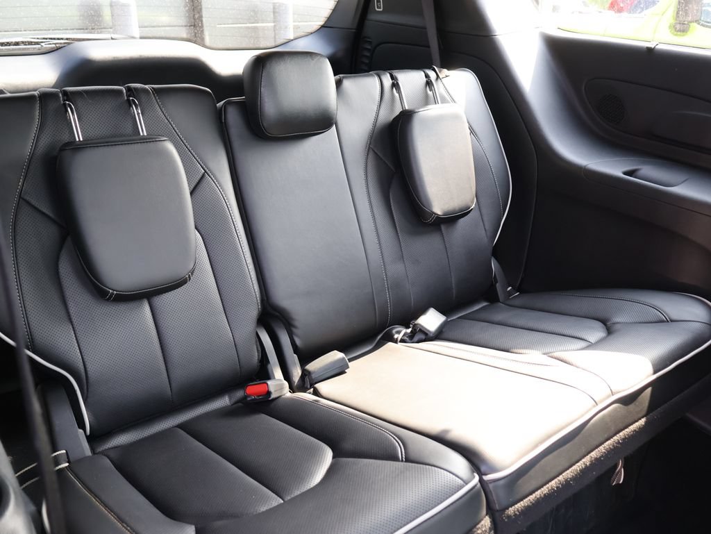 Used 2025 Chrysler Pacifica Limited FWD image 12