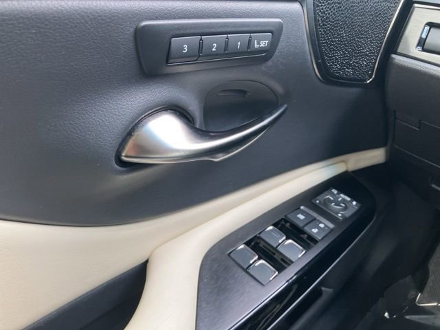 Used 2022 Lexus ES 350 Ultra Luxury w/ Accessory Package 2 image 11