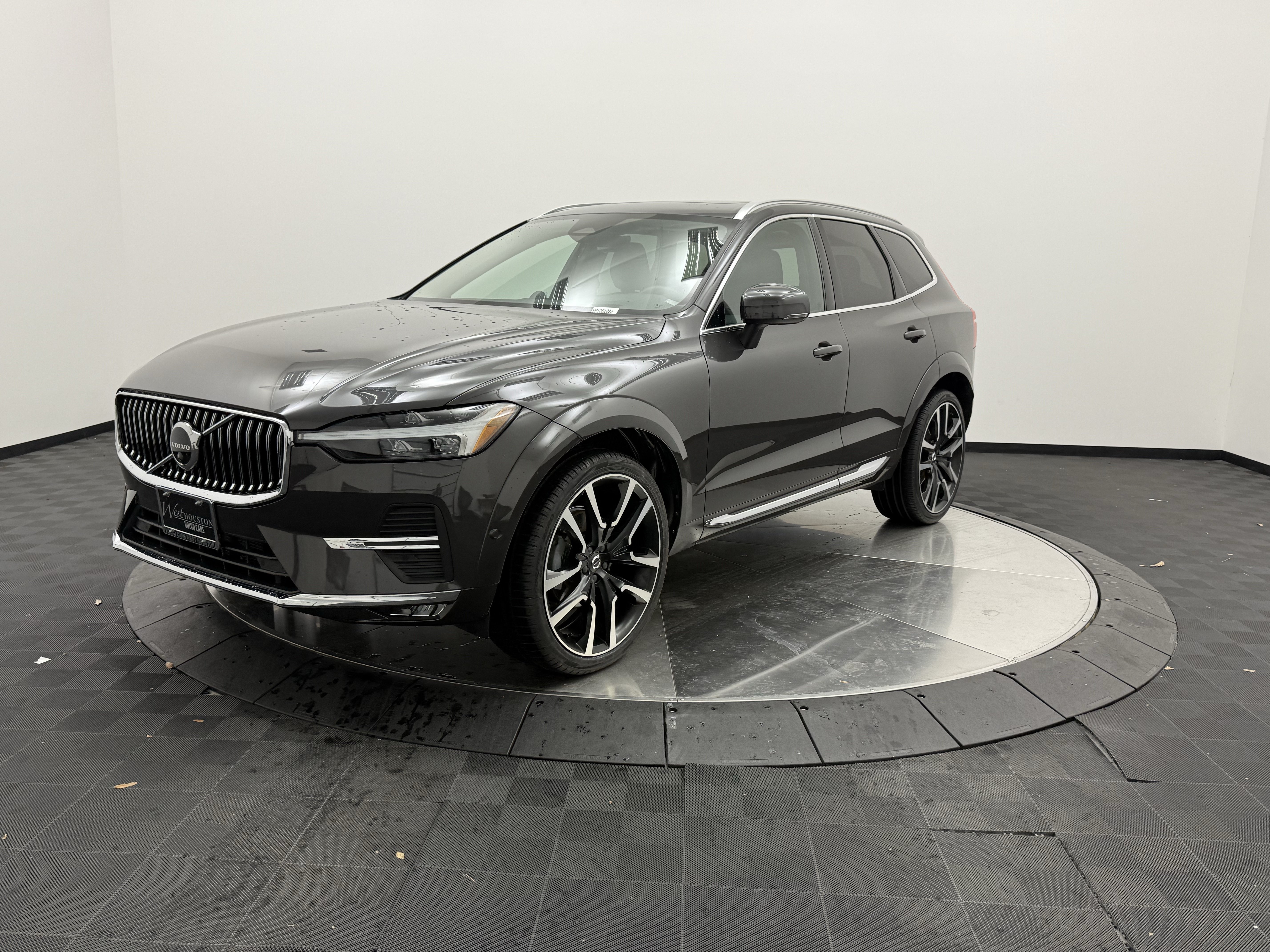 Certified 2023 Volvo XC60 B5 Ultimate AWD/4WD image 3