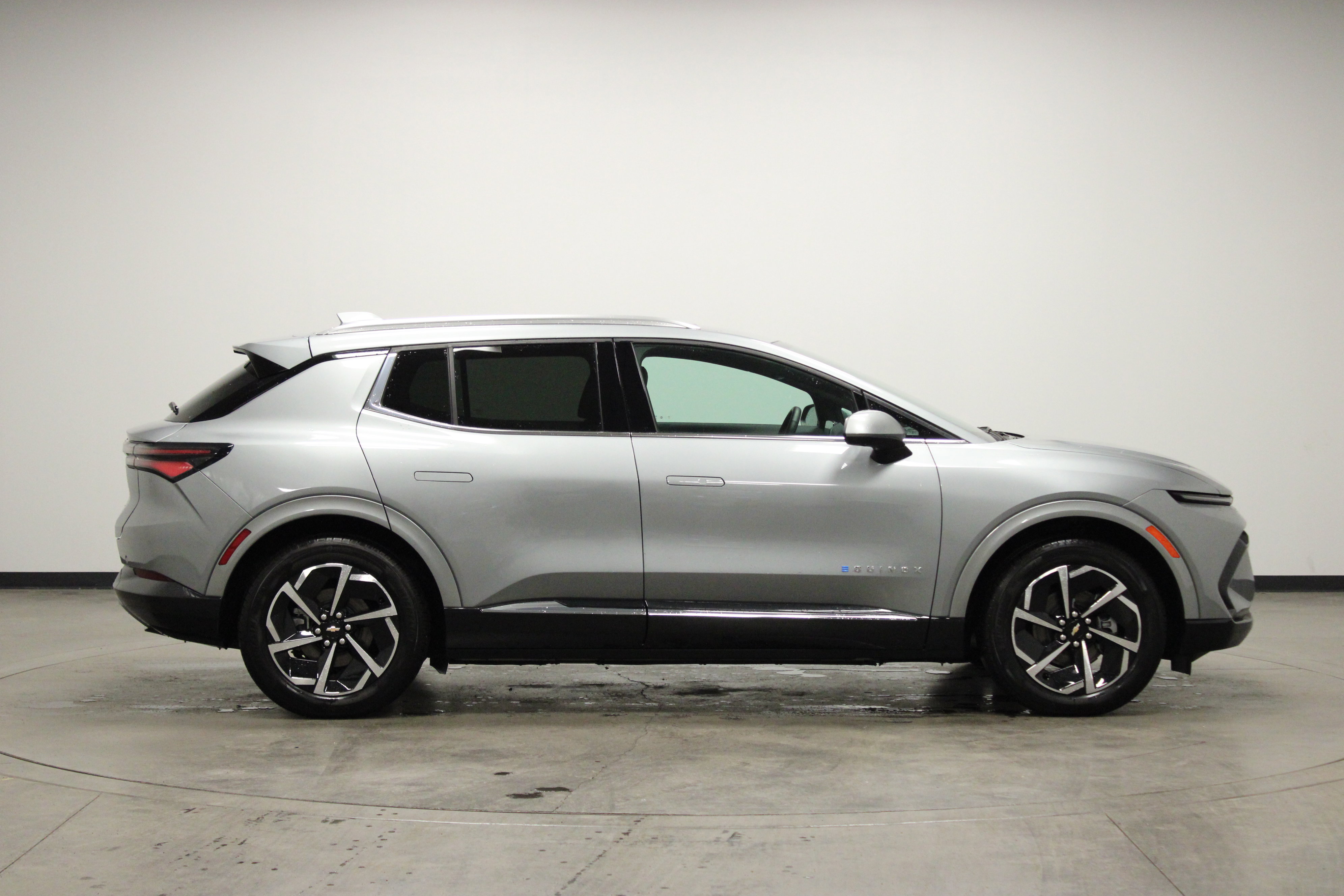 Used 2025 Chevrolet Equinox EV LT w/ Convenience Package image 9