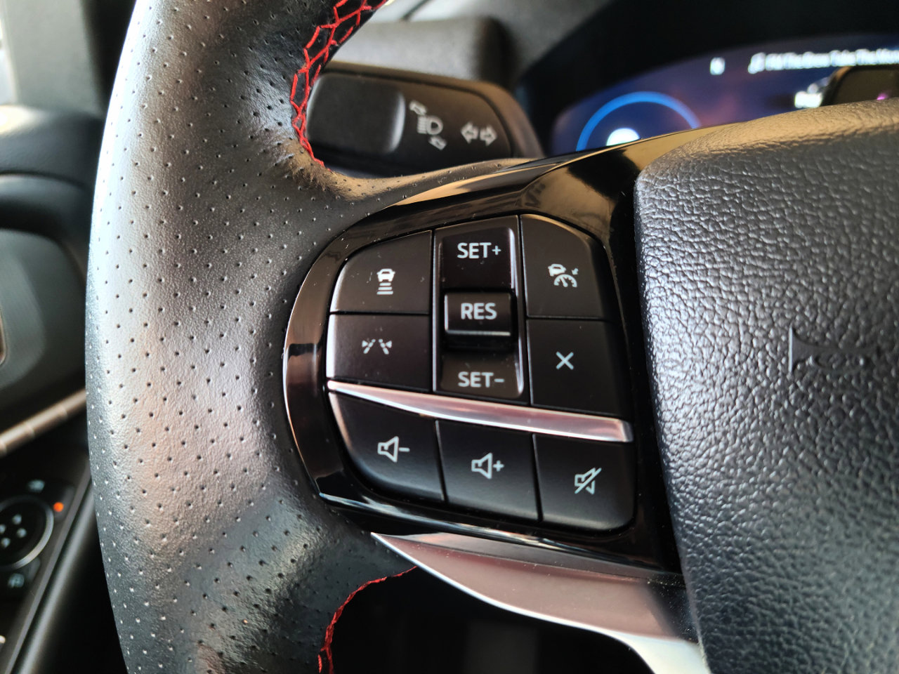 Used 2025 Ford Explorer ST-Line image 11