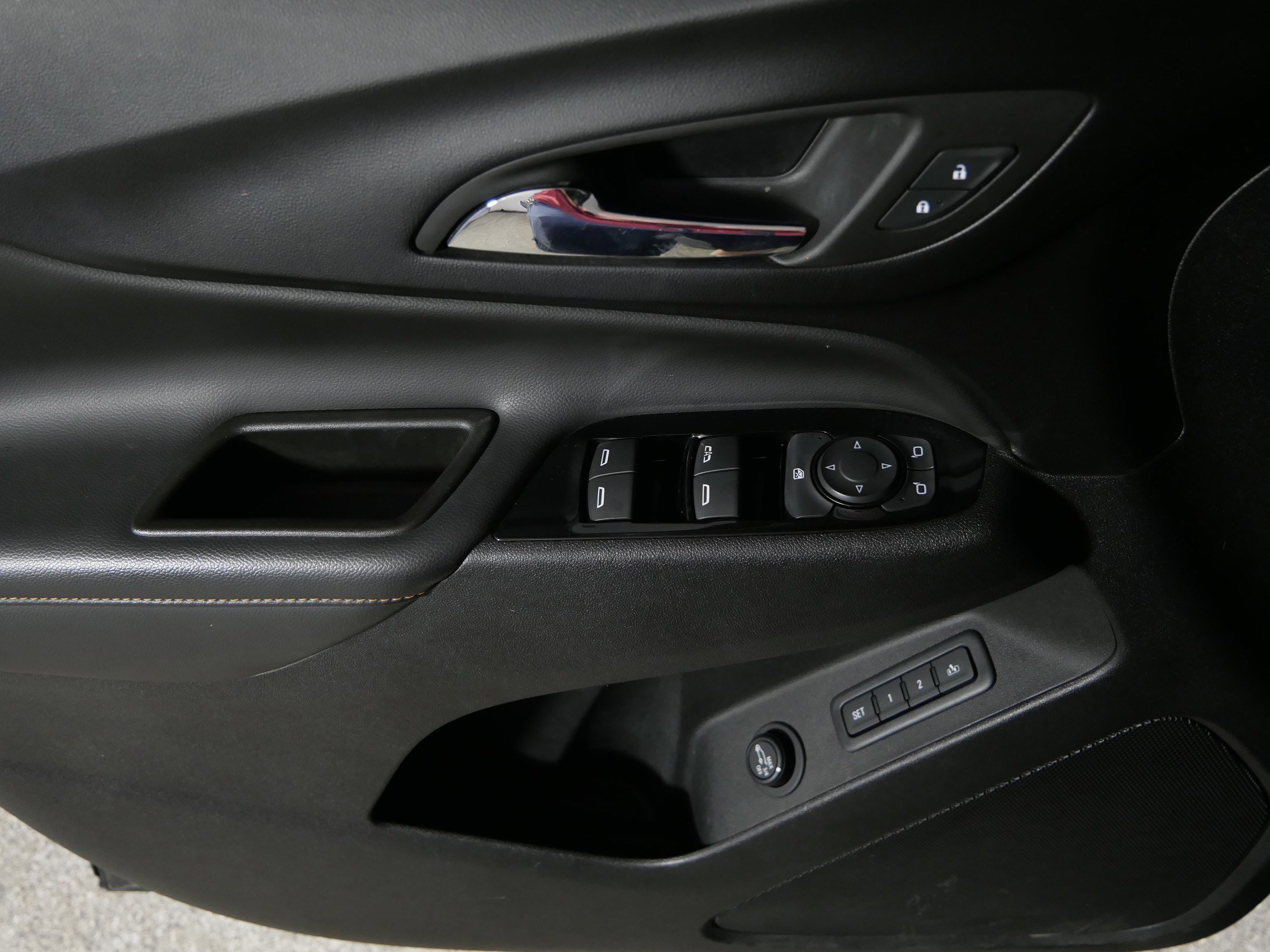 Used 2023 Chevrolet Equinox Premier image 19