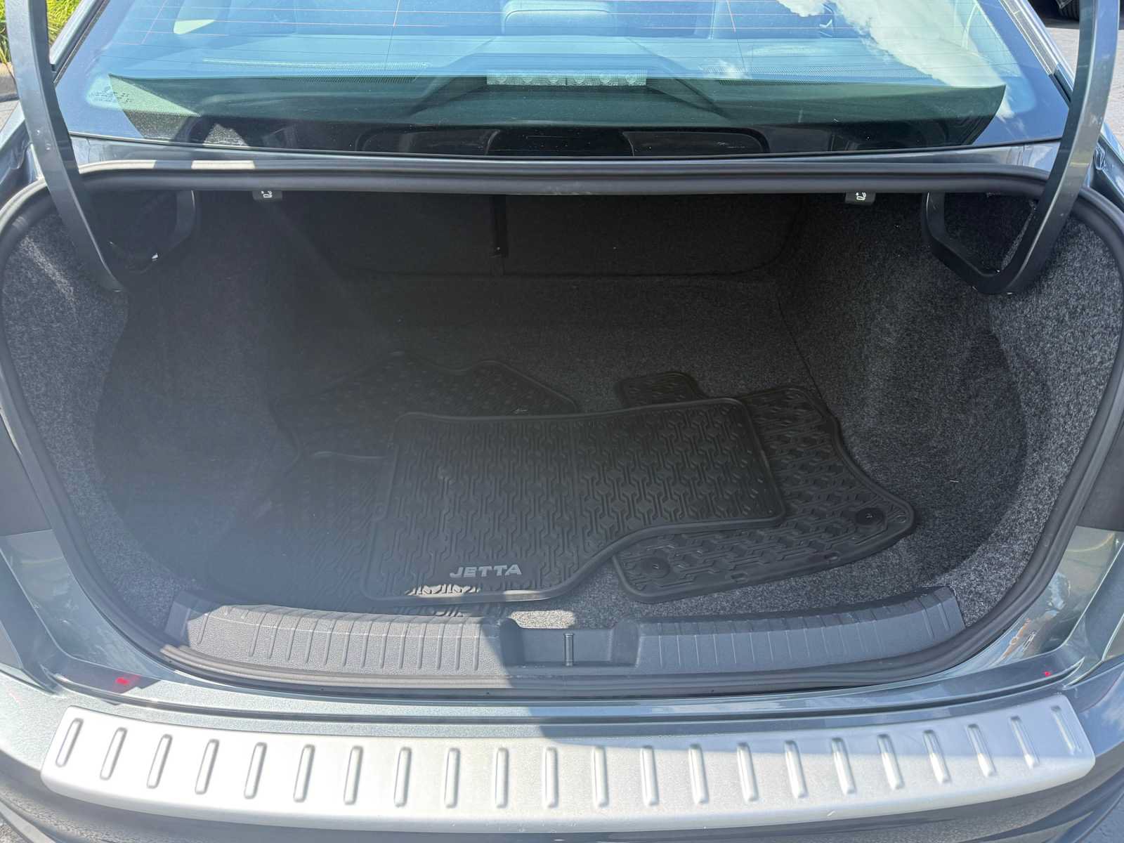 Certified 2023 Volkswagen Jetta SE w/ Panoramic Sunroof Package FWD image 32