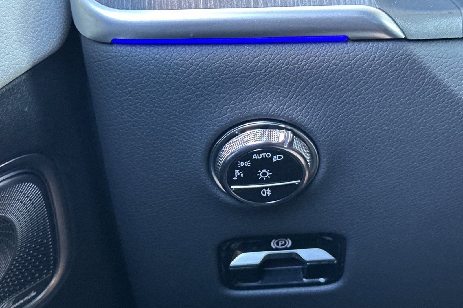 Used 2025 Mercedes-Benz GLC 350e 4MATIC image 34