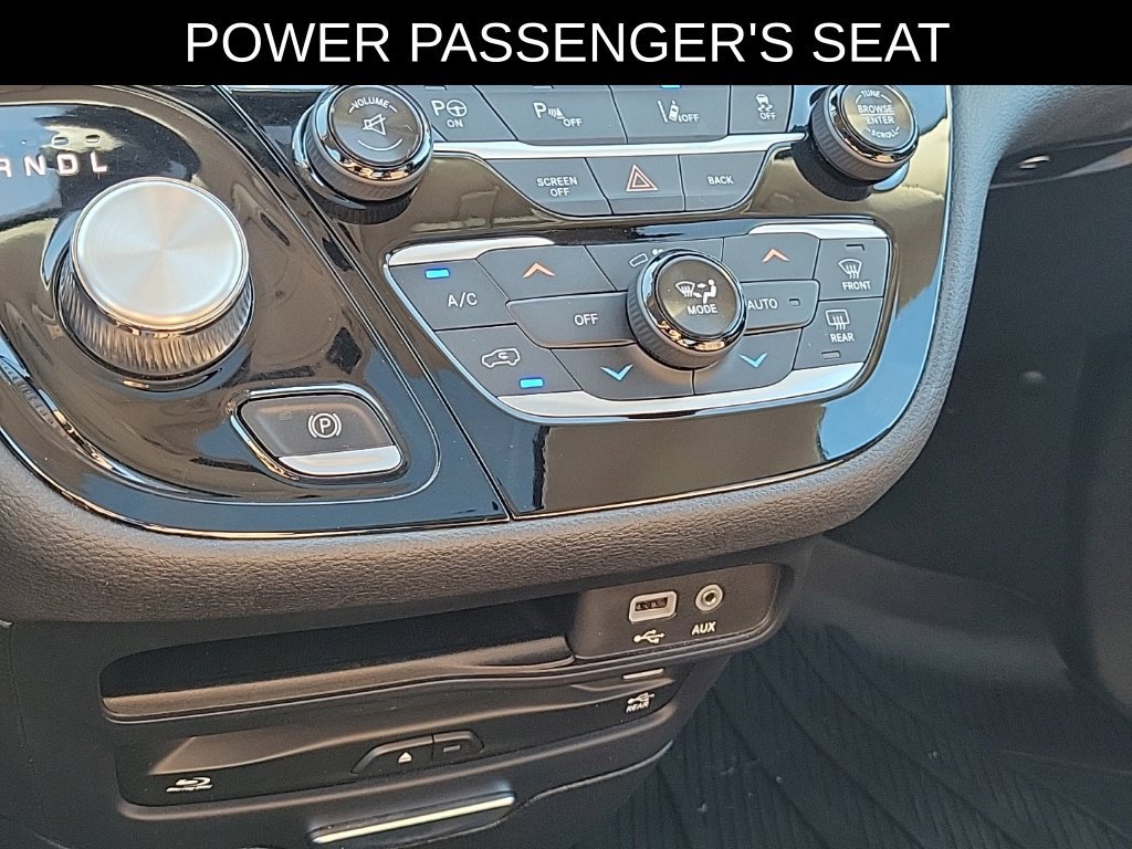 Used 2017 Chrysler Pacifica Limited w/ UConnect Theater Package FWD image 29