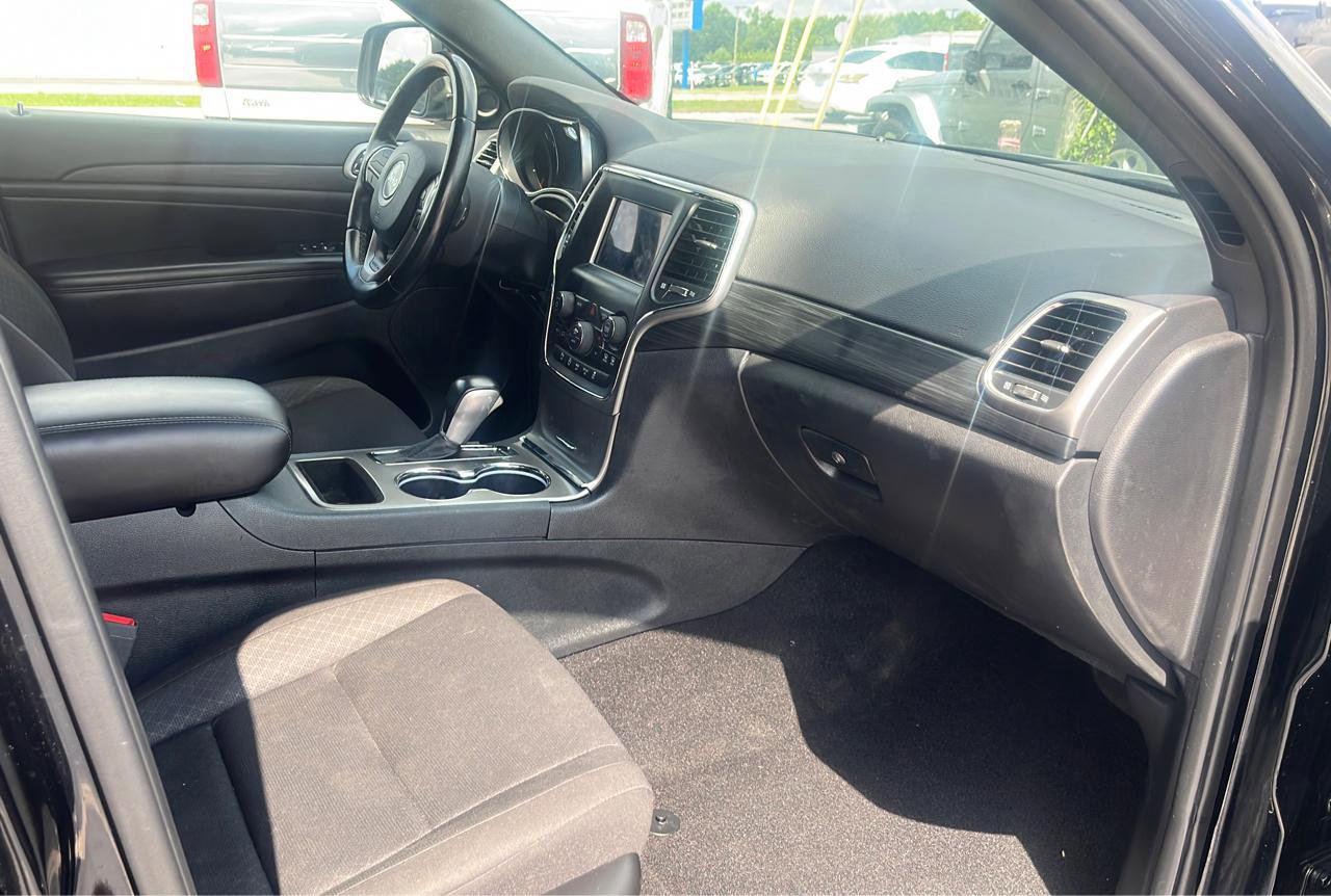 Used 2020 Jeep Grand Cherokee Laredo AWD/4WD image 13