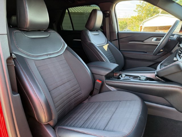 Used 2025 Ford Explorer ST-Line w/ Premium Package RWD image 25