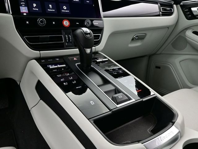 Certified 2025 Porsche Macan image 11