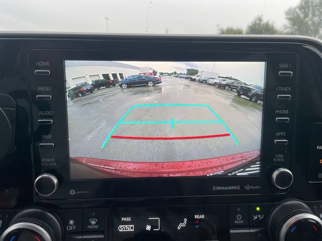 Used 2021 Toyota Highlander XLE AWD/4WD image 14