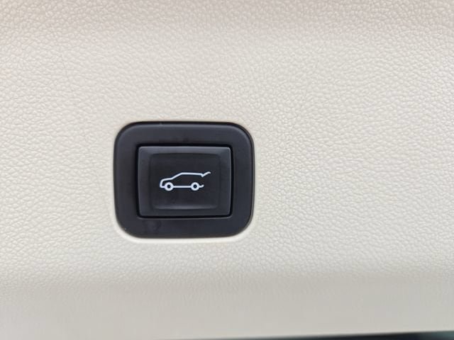 Certified 2023 Cadillac Escalade Premium Luxury Platinum w/ LPO, Radiant Package AWD/4WD image 40