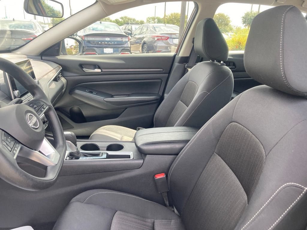Used 2025 Nissan Altima 2.5 SV FWD image 10