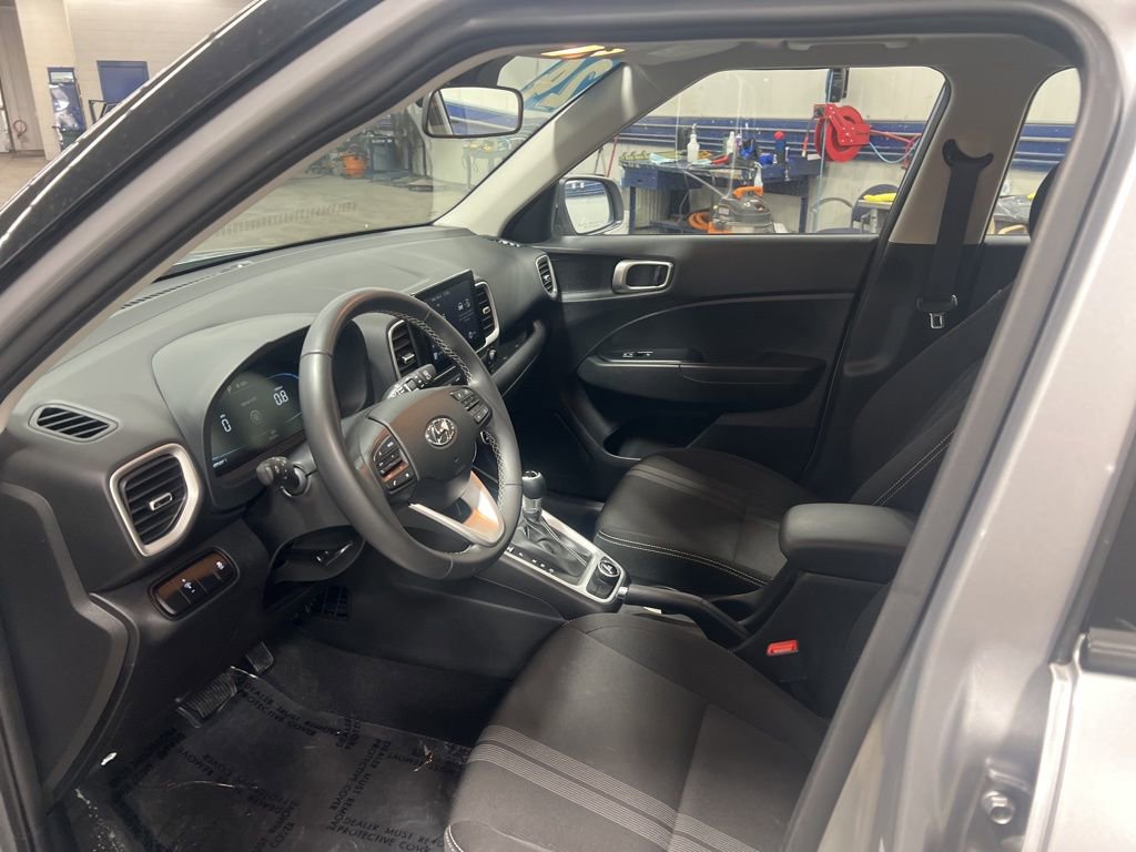 Used 2025 Hyundai Venue SEL image 19