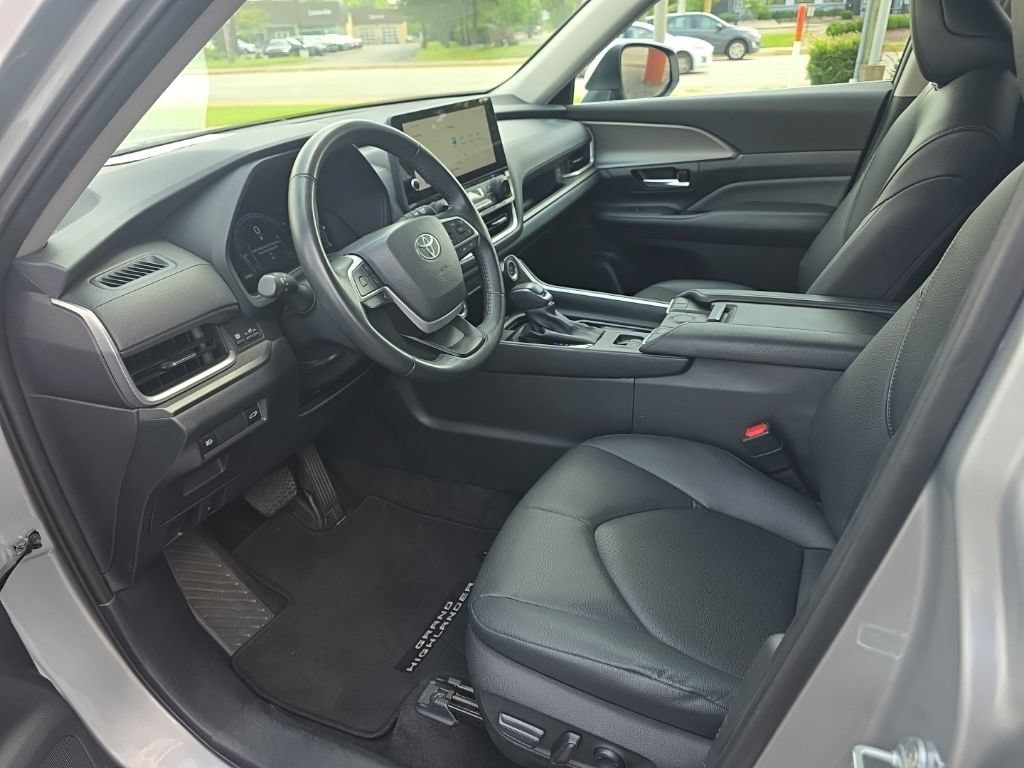 Used 2025 Toyota Grand Highlander AWD image 9
