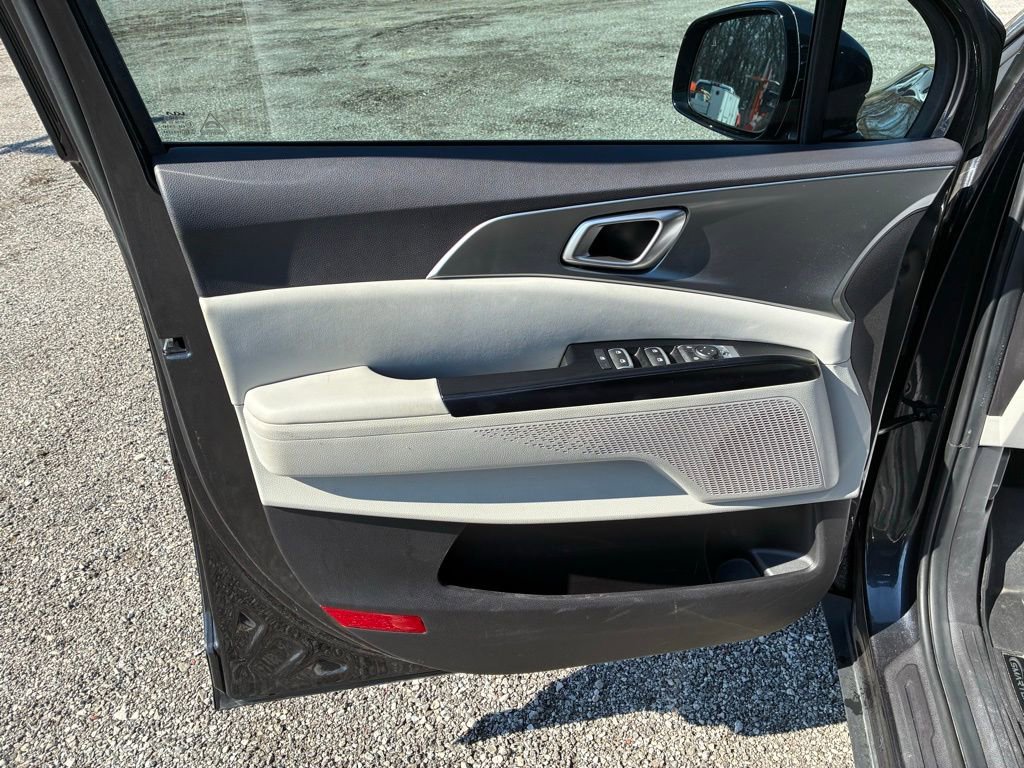 Used 2023 Kia Carnival LX FWD image 9
