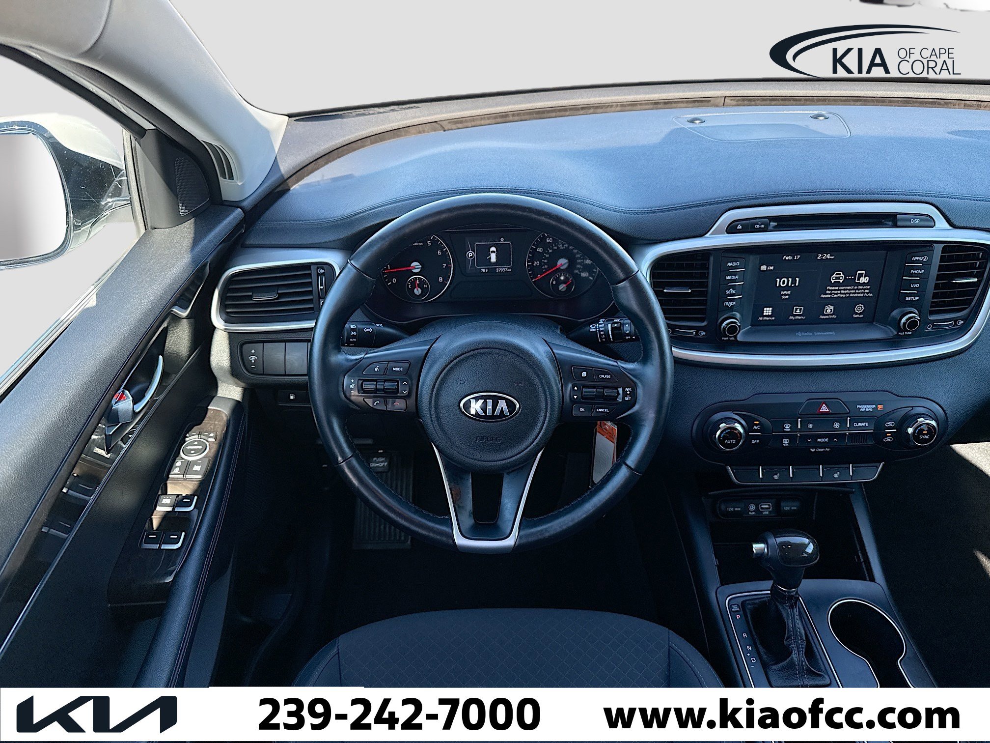 Used 2017 Kia Sorento LX w/ LX Convenience Package image 16