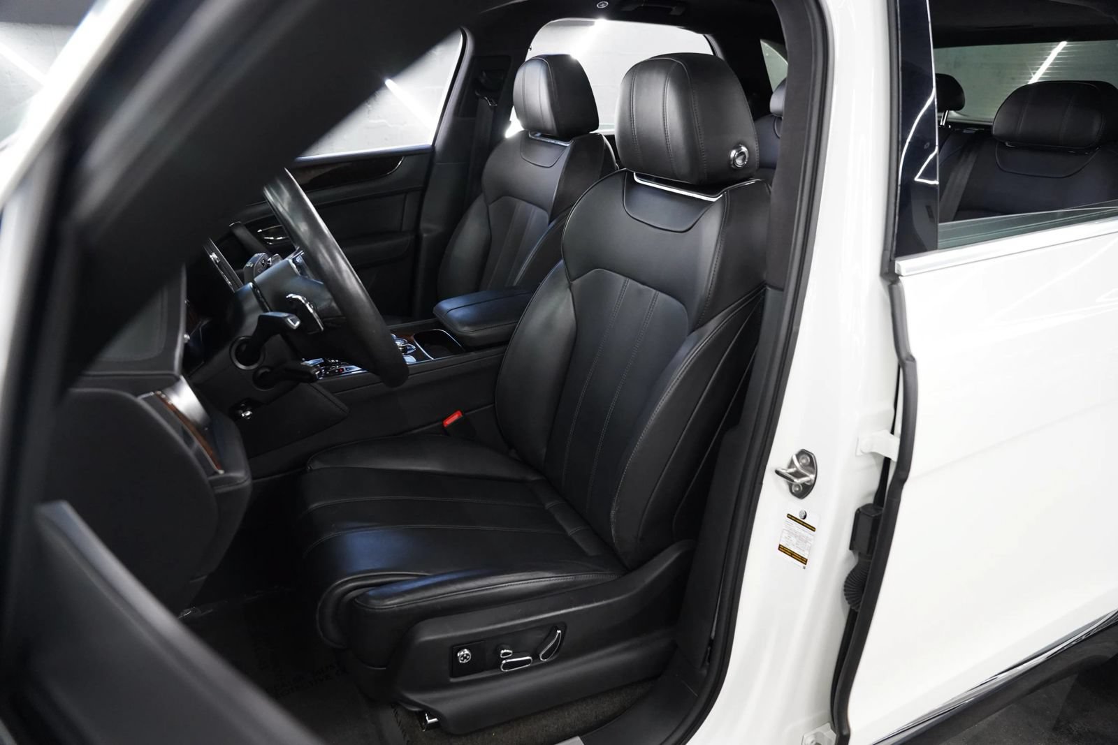 Used 2018 Bentley Bentayga Onyx Edition AWD/4WD image 13