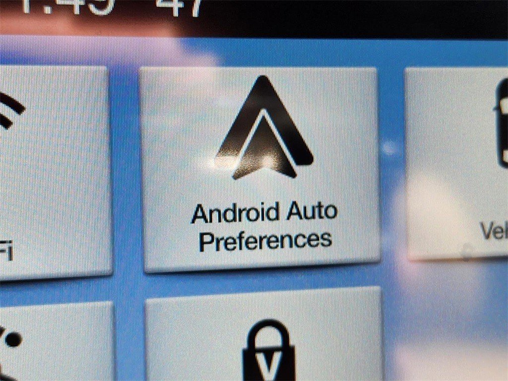 Used 2017 Ford Explorer XLT w/ Equipment Group 202A image 4