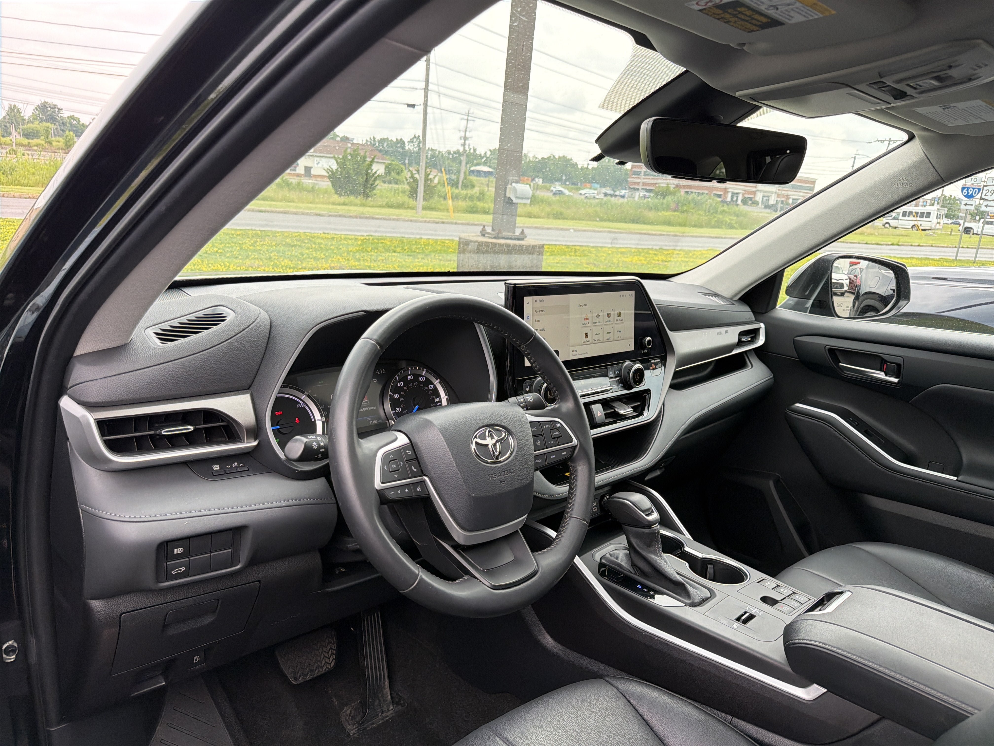 Used 2023 Toyota Highlander XLE AWD/4WD image 6
