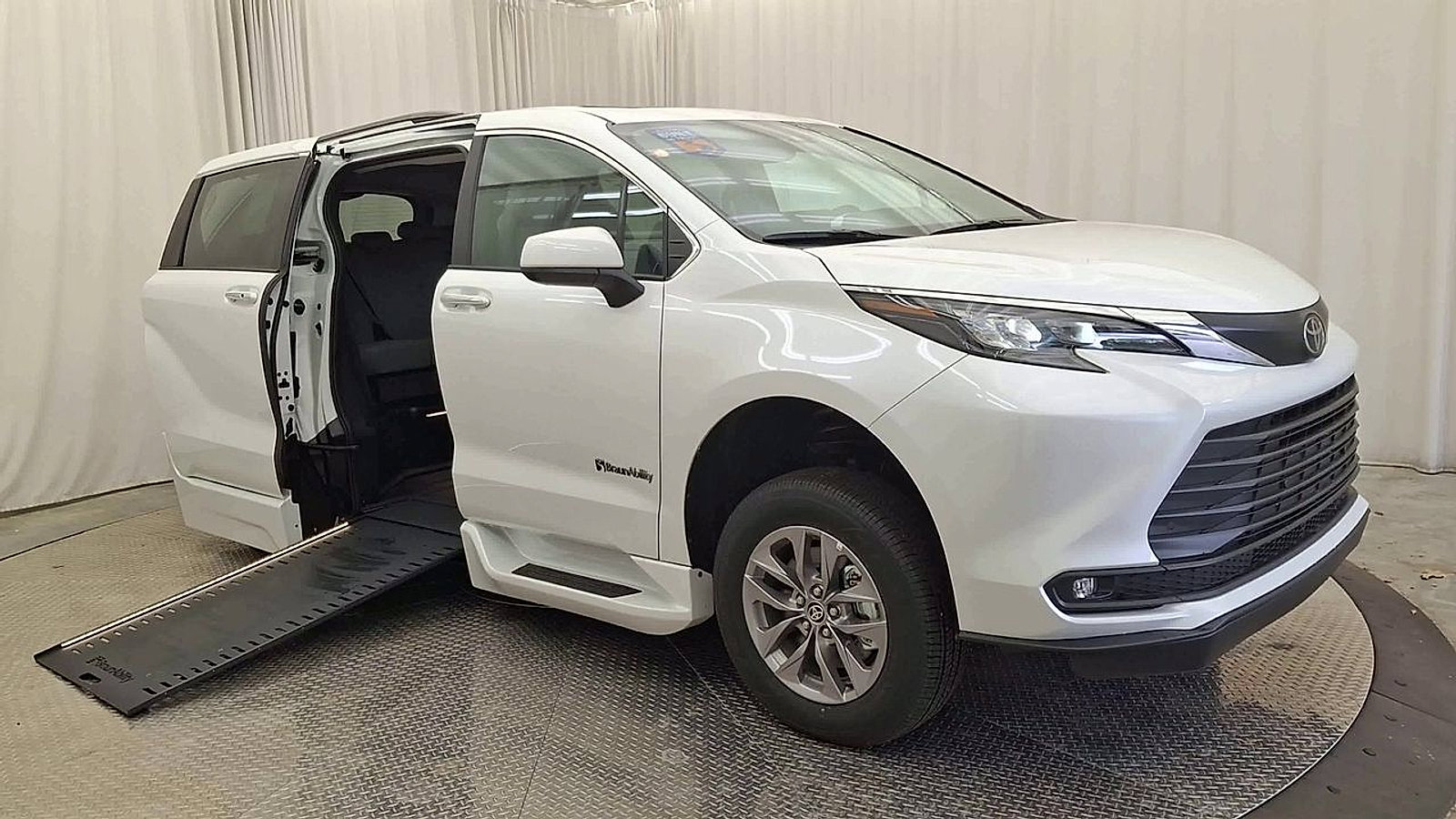 Used 2026 Toyota Sienna XLE FWD image 5