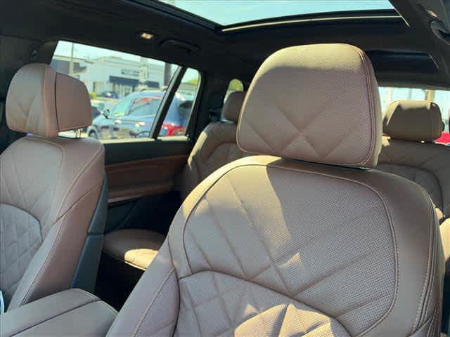 Used 2025 BMW X7 xDrive40i w/ M Sport Package AWD/4WD image 19