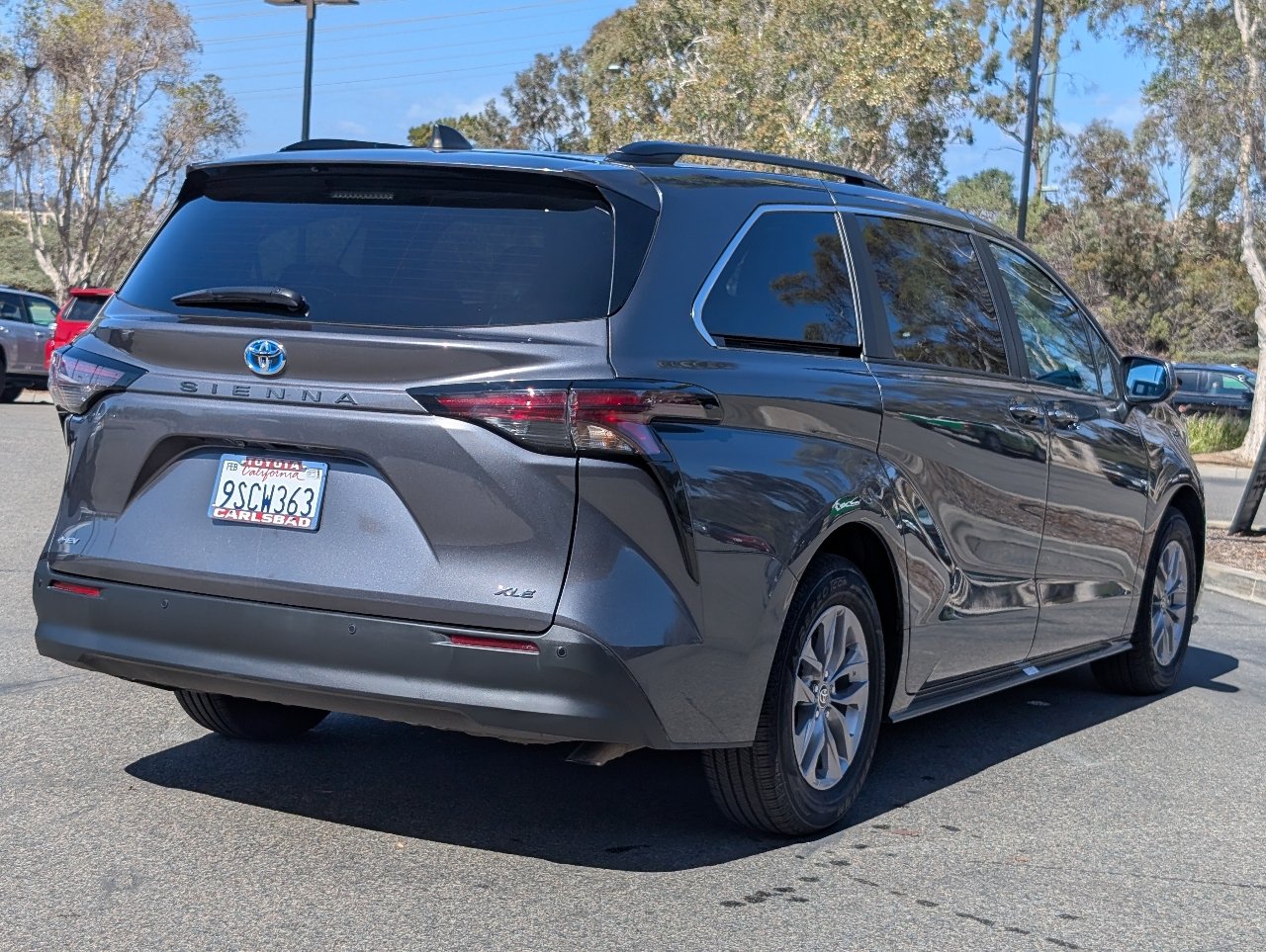 Used 2025 Toyota Sienna XLE FWD image 14