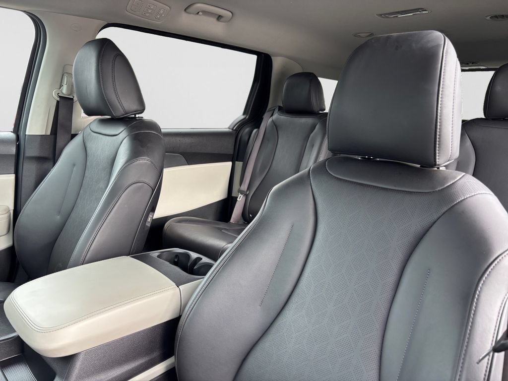 Used 2024 Kia Carnival LX FWD image 39