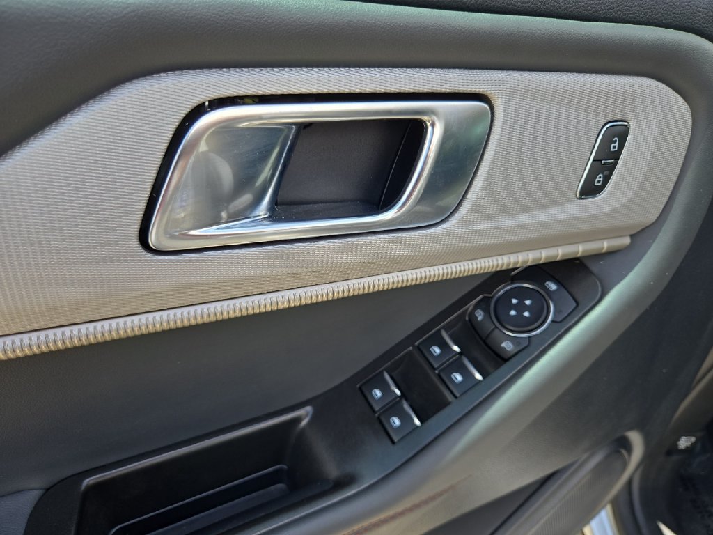 Used 2025 Ford Explorer Active RWD image 11