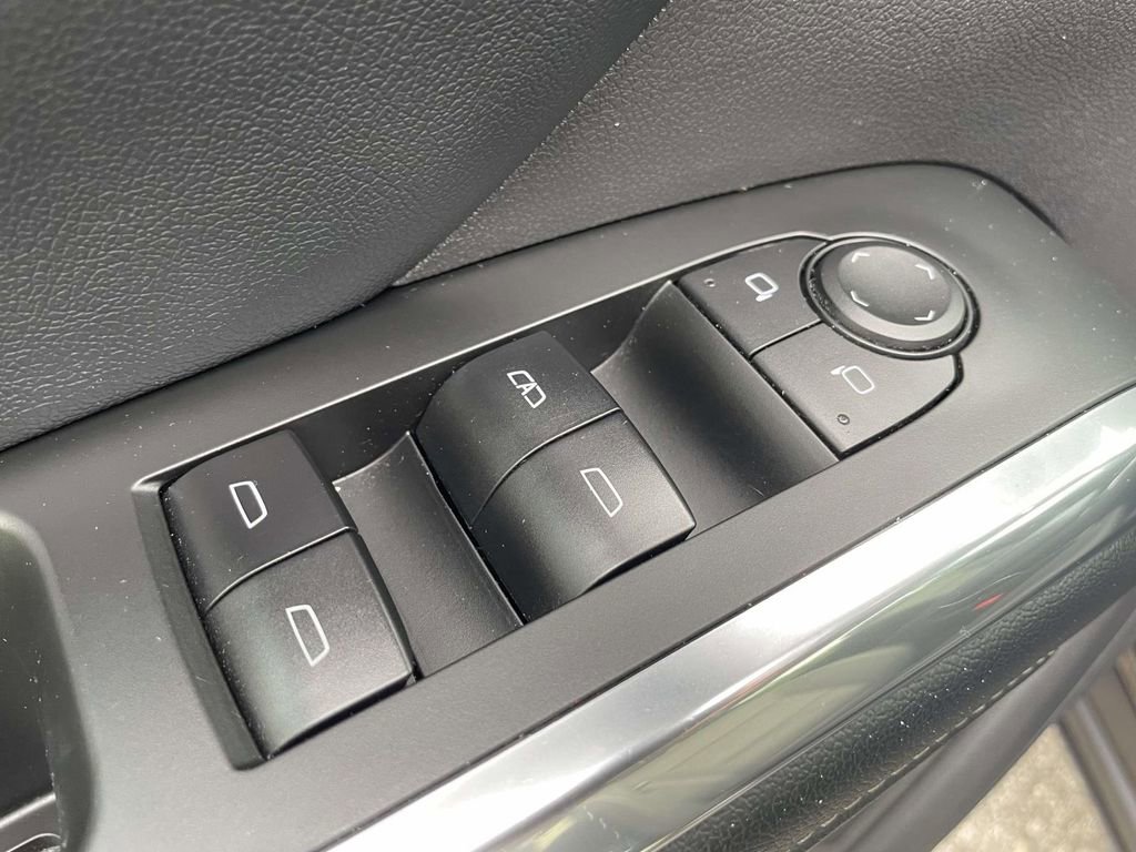 Used 2025 Chevrolet Traverse LT FWD image 17
