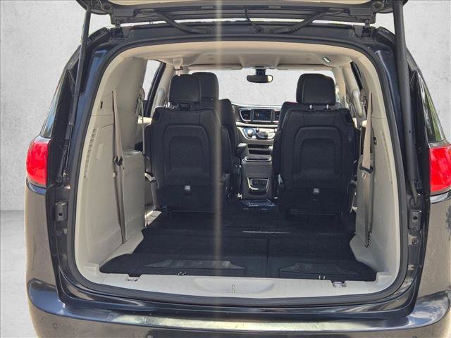 Used 2019 Chrysler Pacifica Touring-L FWD image 6