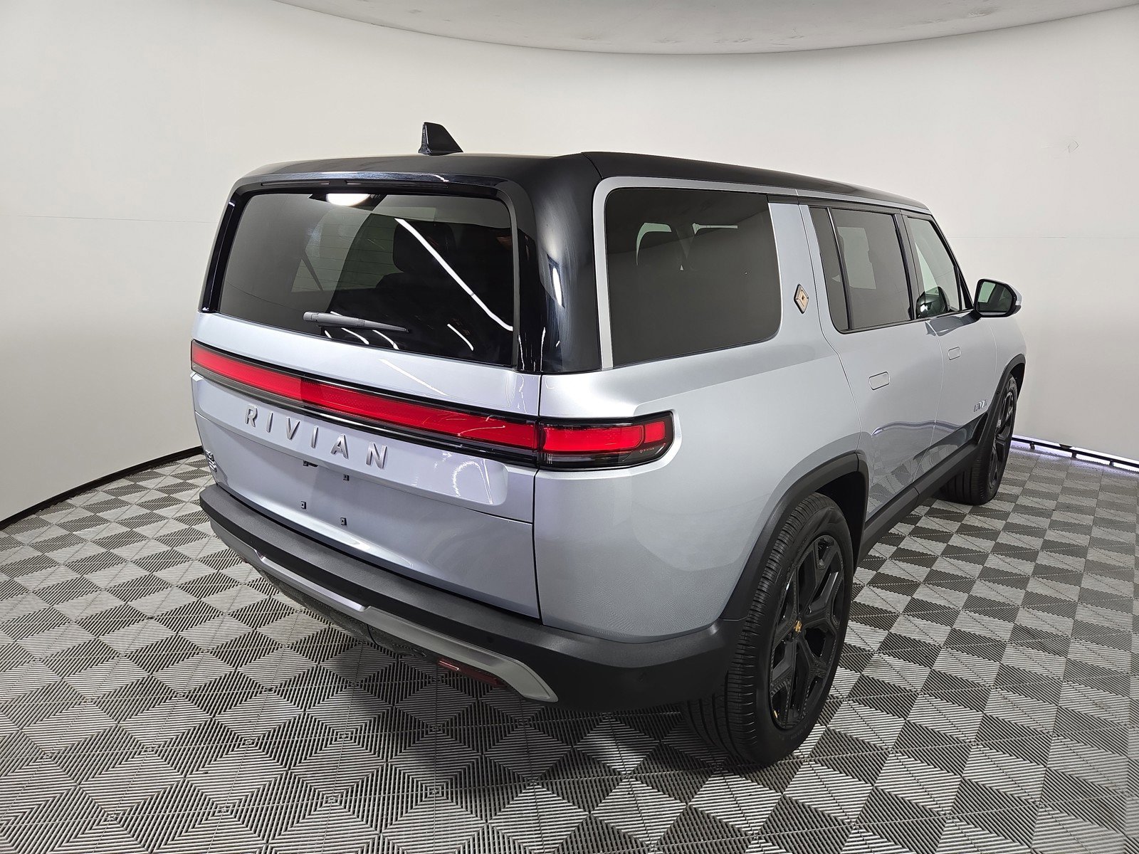 Used 2024 Rivian R1S Adventure AWD/4WD image 5