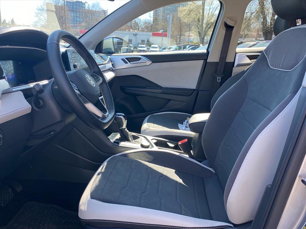Used 2025 Volkswagen Taos SE AWD/4WD image 9