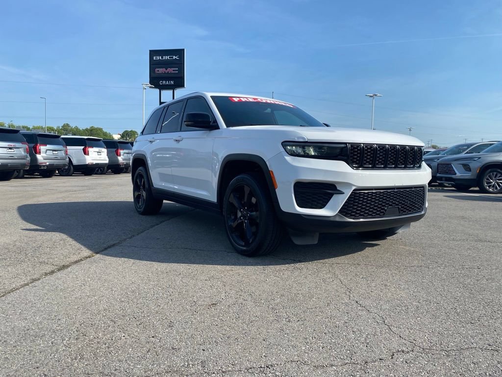 Used 2024 Jeep Grand Cherokee Altitude AWD/4WD image 4