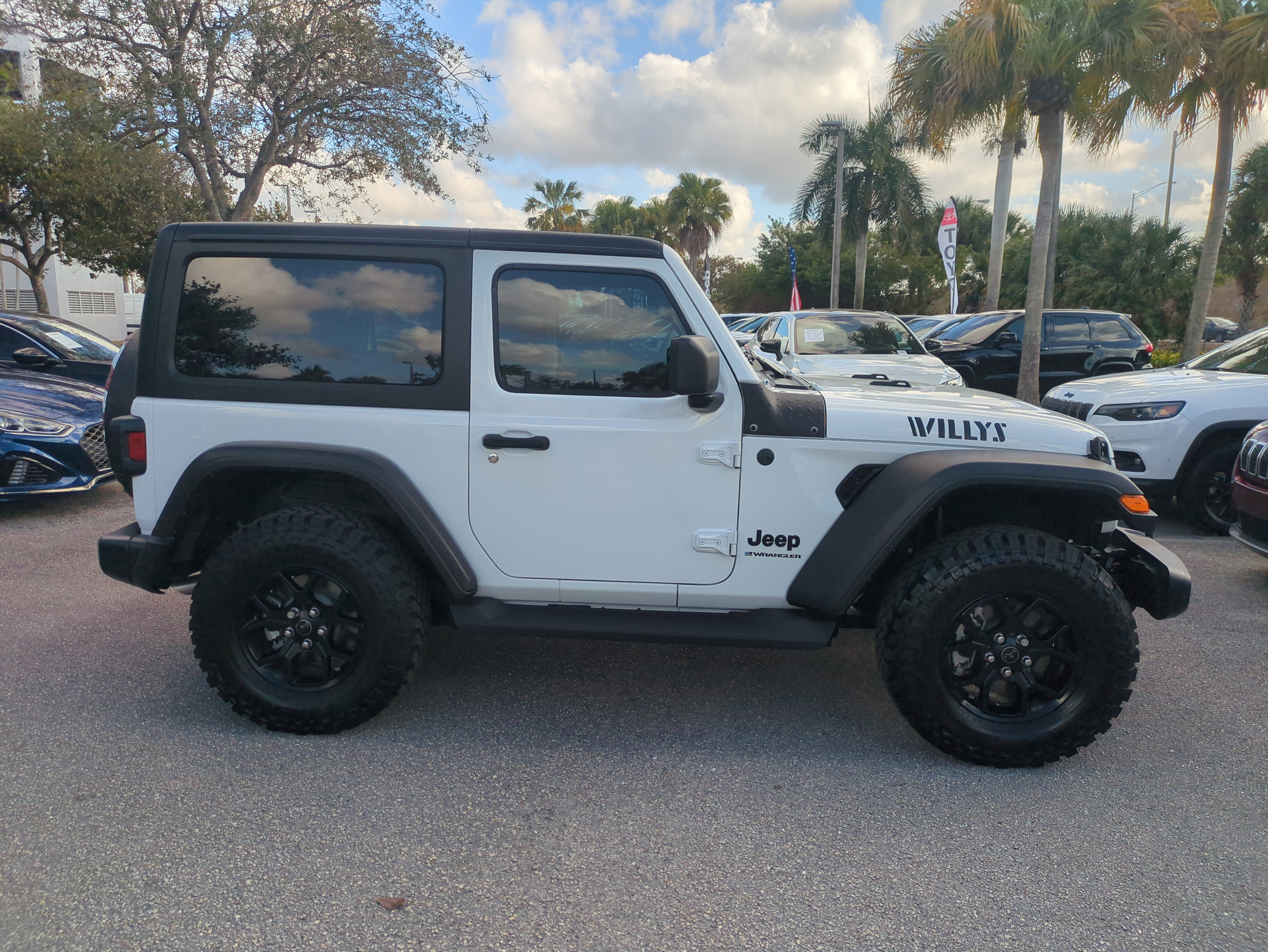 Certified 2025 Jeep Wrangler Willys image 4