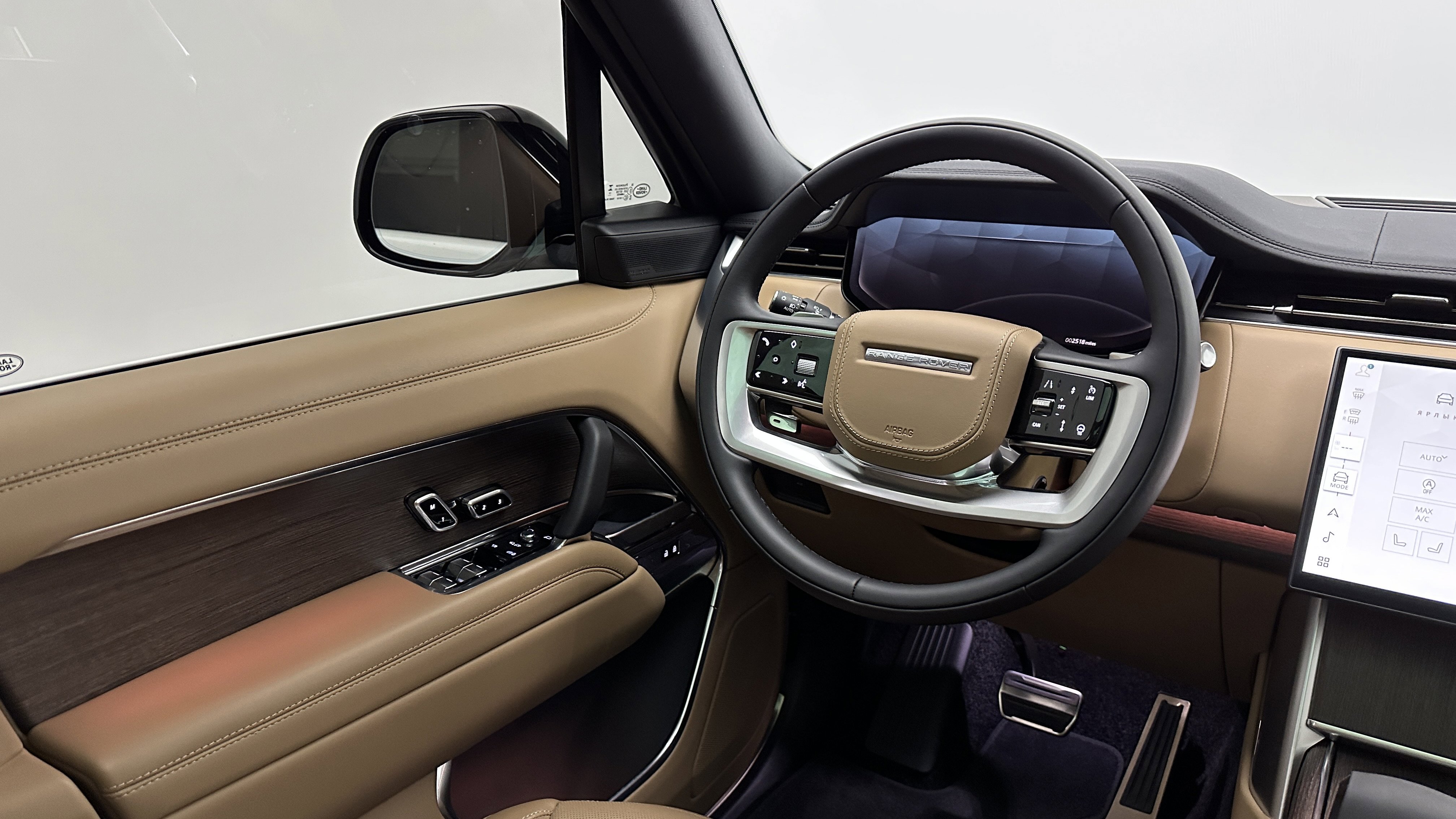 Used 2025 Land Rover Range Rover Long Wheelbase SE image 18