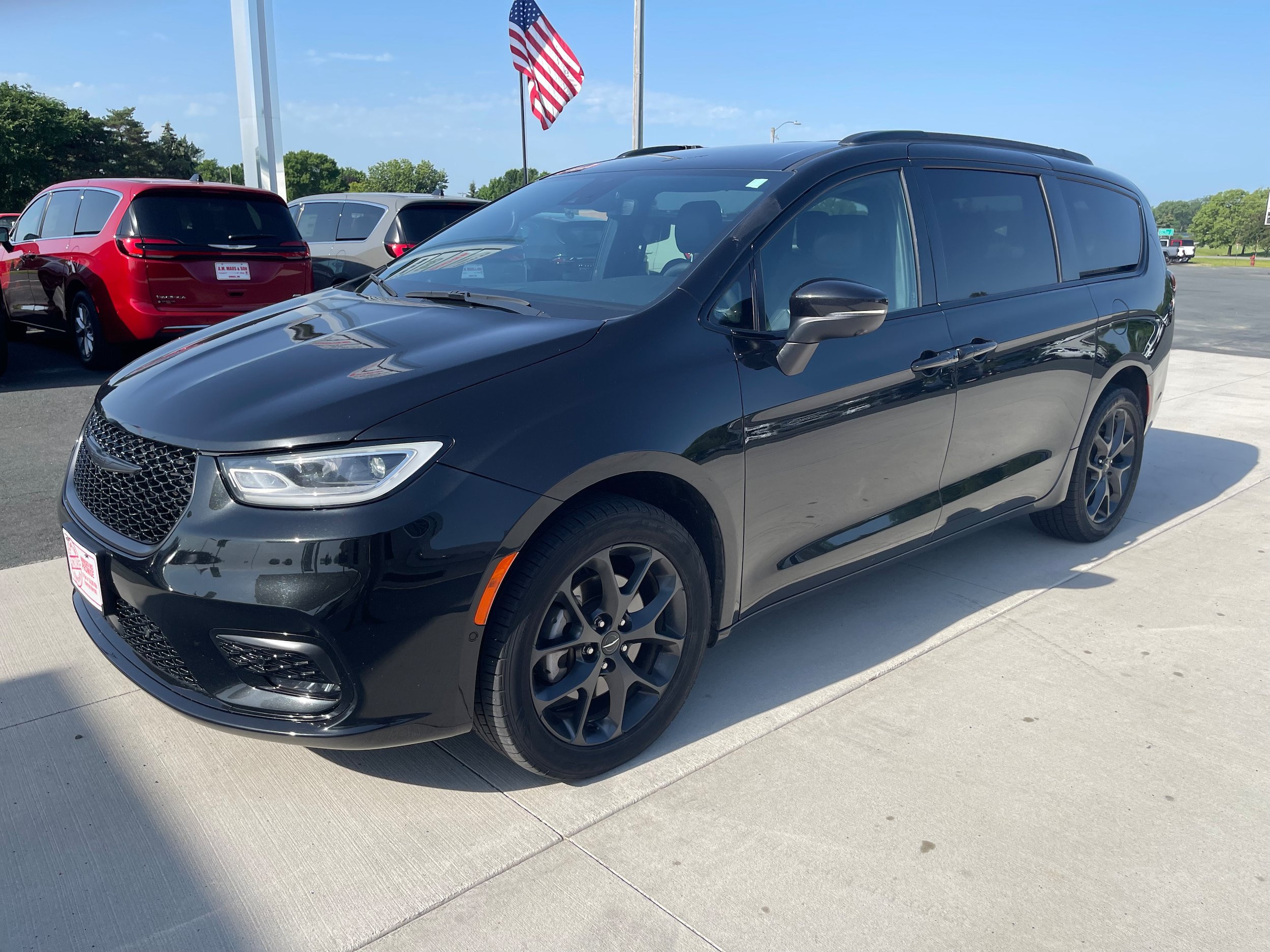 Used 2023 Chrysler Pacifica Touring-L w/ S Appearance Package AWD/4WD image 4