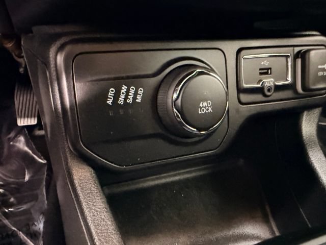 Used 2018 Jeep Renegade Latitude AWD/4WD image 35