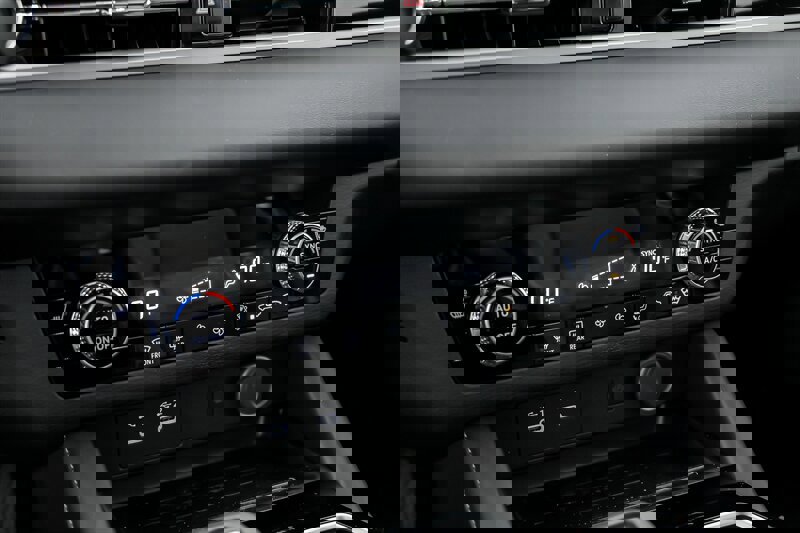 New 2025 Mitsubishi Outlander SE image 21