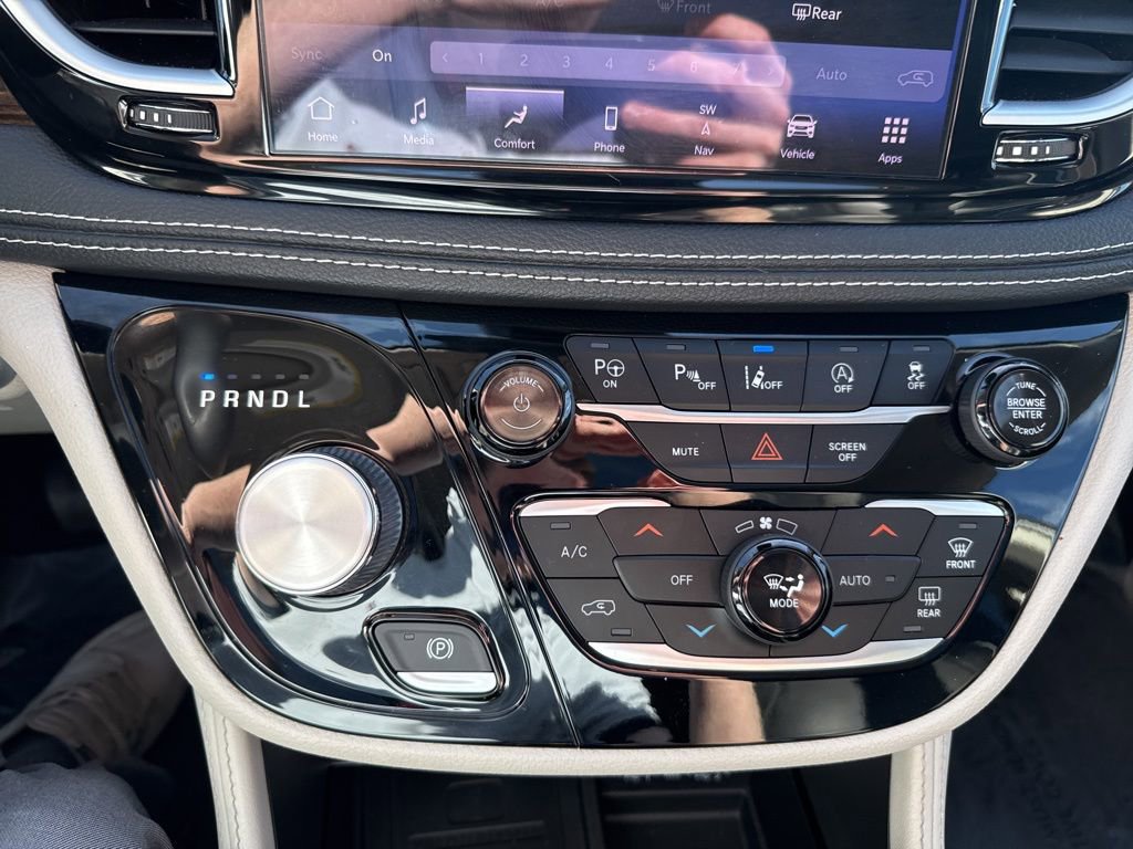 Used 2022 Chrysler Pacifica Limited w/ Uconnect Theater Family Group image 45