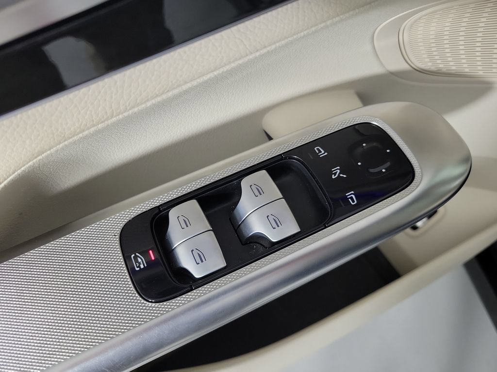 Used 2024 Mercedes-Benz GLC 300 4MATIC image 19