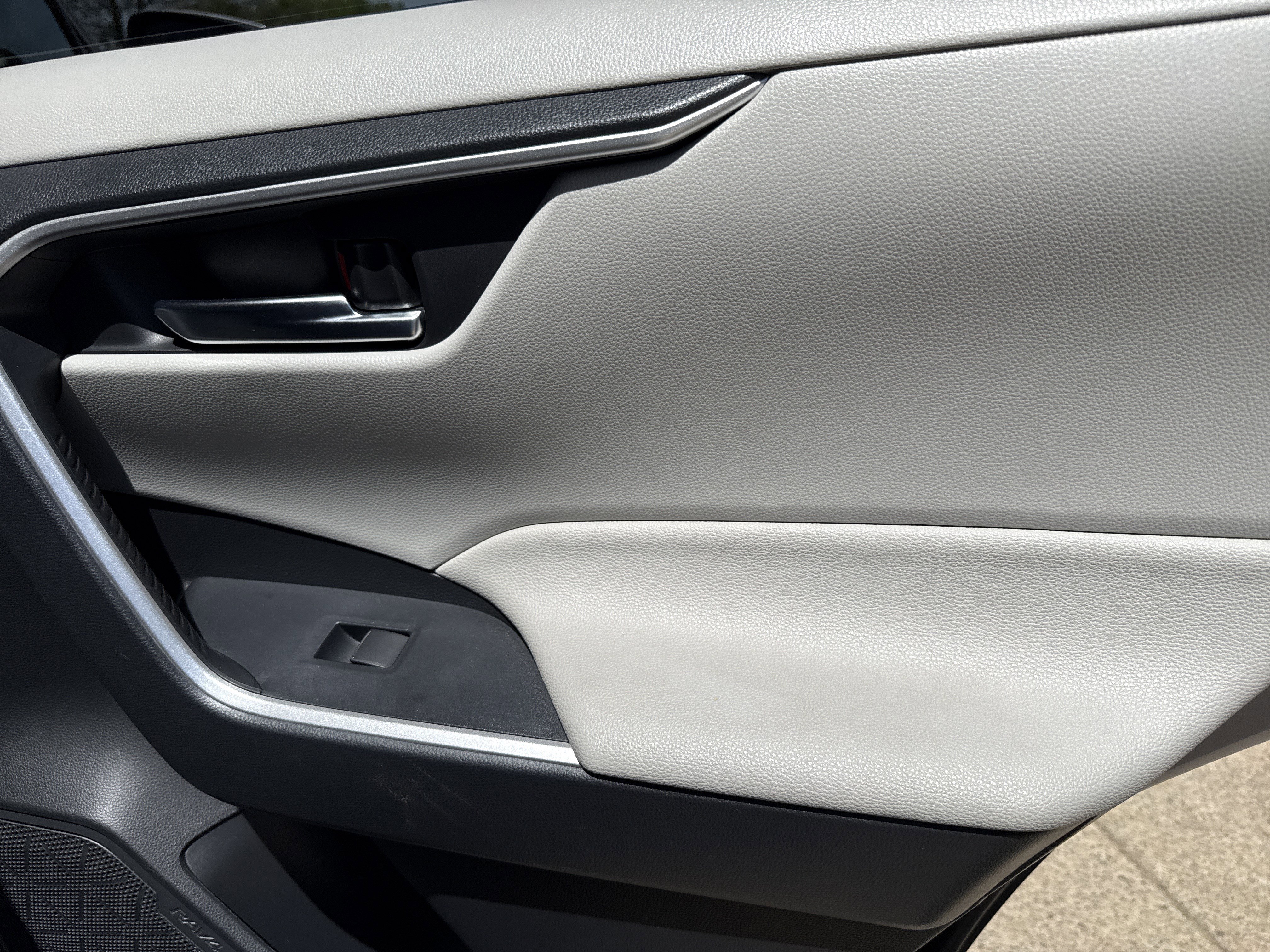 Used 2019 Toyota RAV4 XLE Premium w/ Cold Weather Package AWD/4WD image 16